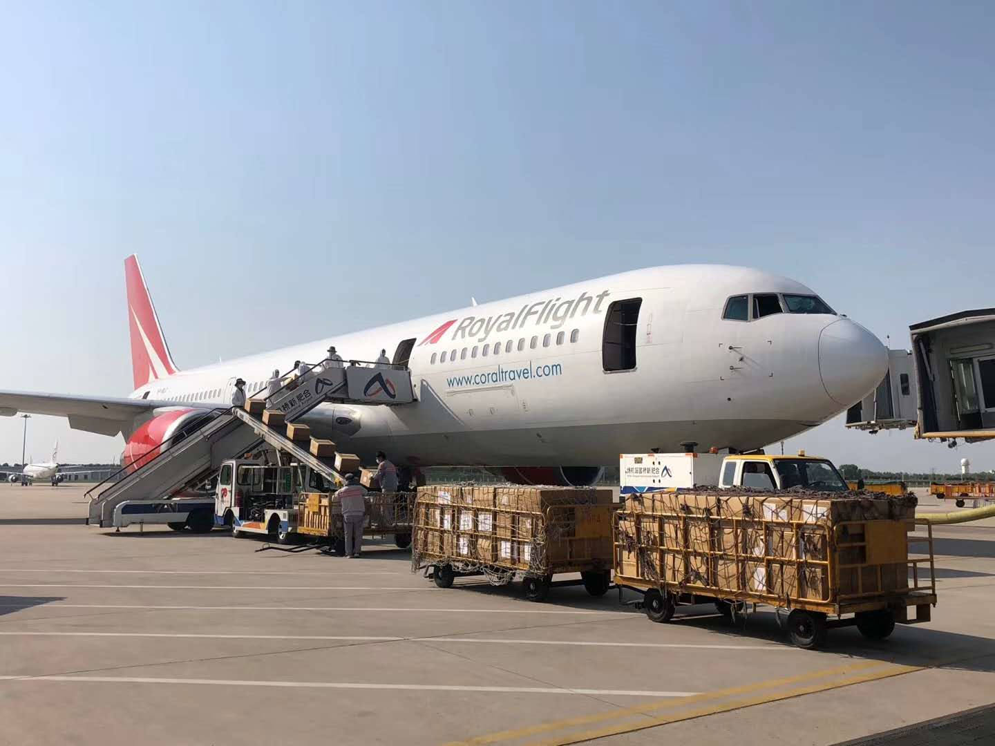 航空物流又稱飛機運輸，是以飛機為運輸工具，在有航空線路和機場的情況下運輸貨物的一種運輸方式。在我國運輸業(yè)中，航空運輸仍然占全國運輸量的比重相對較小，主要承擔(dān)遠(yuǎn)程客運的使命。隨著物流的快速發(fā)展，航空運輸(圖1)